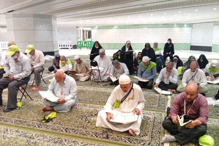 ختم قرآن هدیه به رهبر شهید و تلاوت سوره فتح به نیابت پیروزی رزمندگان + عکس